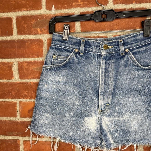 Vintage 90's Lee high waisted denim shorts - Picture 4 of 8